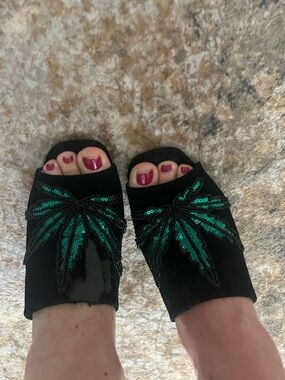 Embroidered mule heals that Slip-On with Green Sequin Leaf Detail